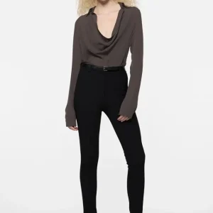Silkesblus med cowl-hals