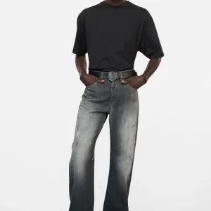 T-shirt med satinlogotyp – avslappnad