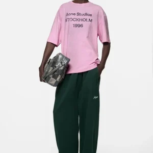 T-shirtar med sprayad logotyp